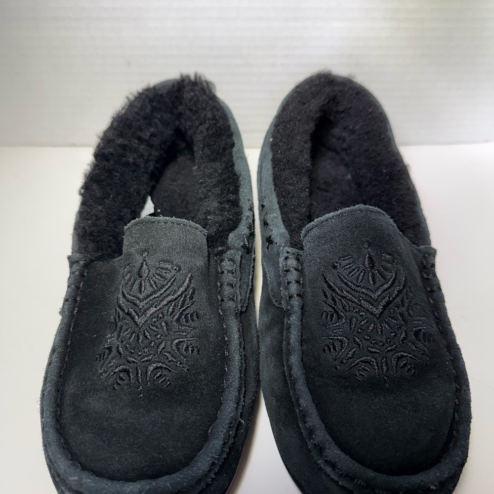 Abeo Vernon women’s Black Suede Moccasin Slippers with Embroidered Detail size 9